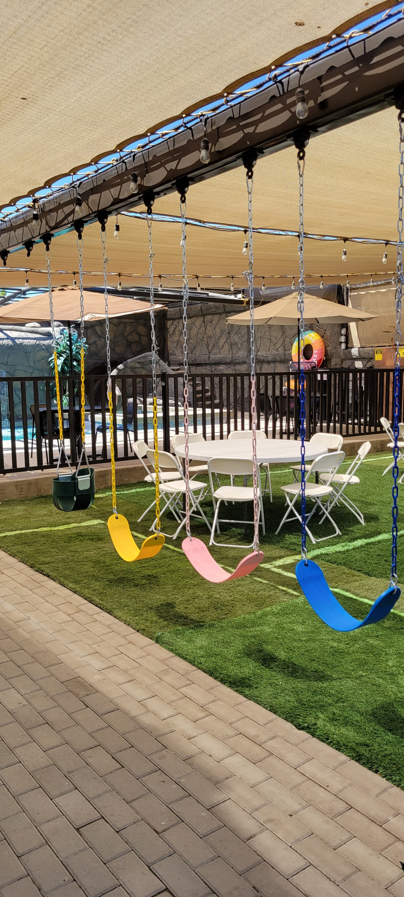 Columpios coloridos en el jardín