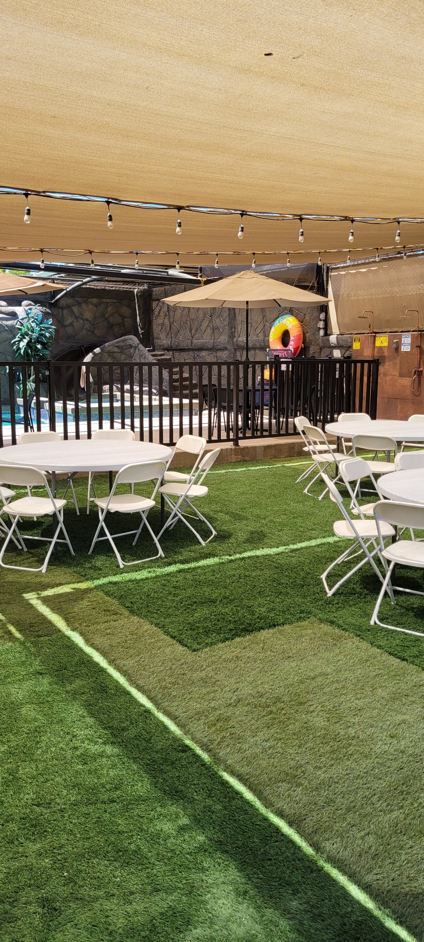 Jardín Plumerias de día con área techada