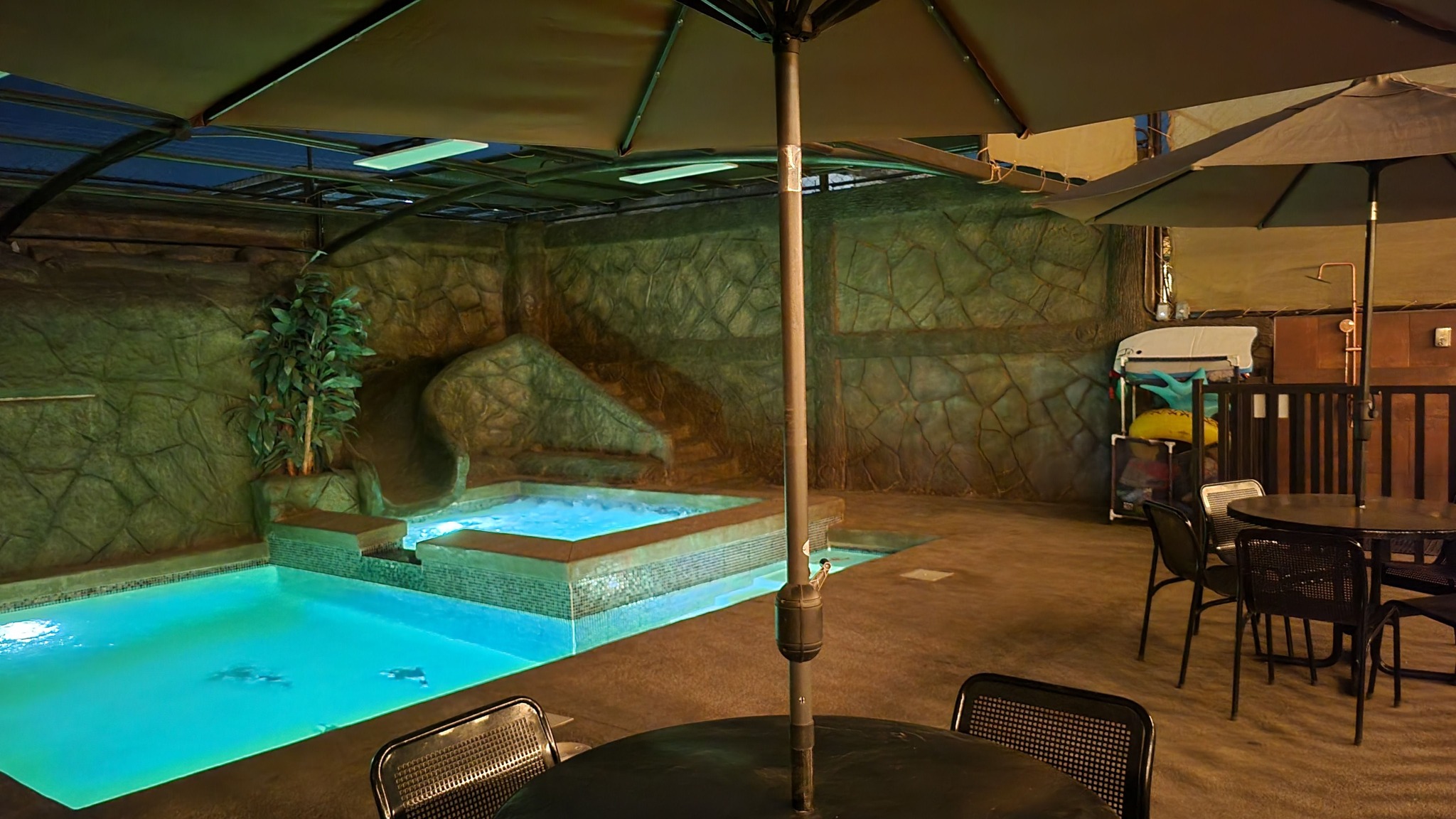 Alberca iluminada de noche